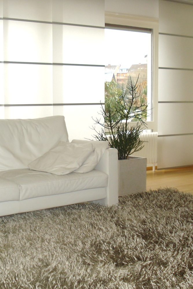 Flächenvorhänge sind eine geradlinige Fensterdekoration, sie sind pflegeleicht, einfach zu handhaben und wirken zeitlos und modern.