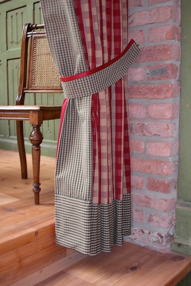 Gardine im Landhausstil mit Raffband in klassischen roten und grünen Karos.