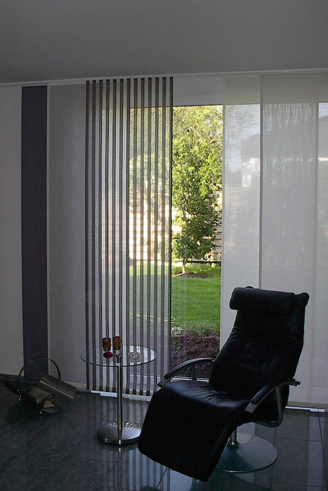 textile Schiebevorhänge in blickdicht und transparent bieten einen modernen Blickschutz und werten die Wohnung auf.
