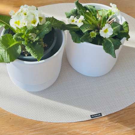 detailaufnahme eines gewebten ovalen tischsets von chilewich