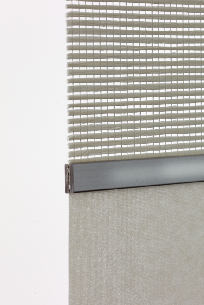 Die Teiler der einzelnen Paneele werden durch Holz- oder Metallverbinder zusammengehalten. Hier eine Kombination aus Japanpapier und einem textilen Gewebe.