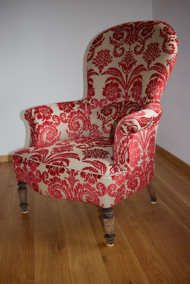 Restaurierter, antiker Ohrensessel. Samtiges Blumenmuster (floral) ist zeitgemäß.