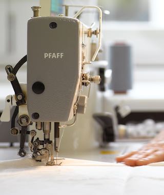 Unsere ausgebildeten Näherinnen fertigen jedes unserer textilen Produkte für Sie an. Damit sind auch individuelle Wünsche ohne Probleme möglich.