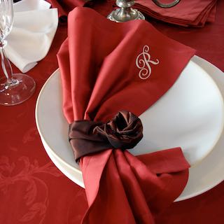 Decken Sie Ihren Tisch passend. Tischdecken, Servietten und Zubehör können Sie bei uns kaufen. Lassen Sie sich kompetent beraten.