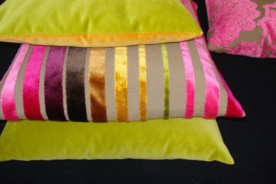 Stellen Sie sich Ihre Kissenoptik individuell zusammen. Diese Kissen in uni und pink-gelb-grün gestreift gibt es nur in Neunkirchen bei rainer scheid.